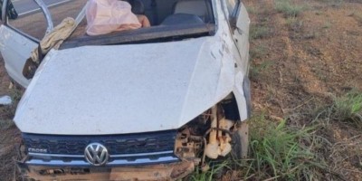 Bombinhas lançadas na BR-429 provocam capotamento de Saveiro e deixam jovem em estado grave